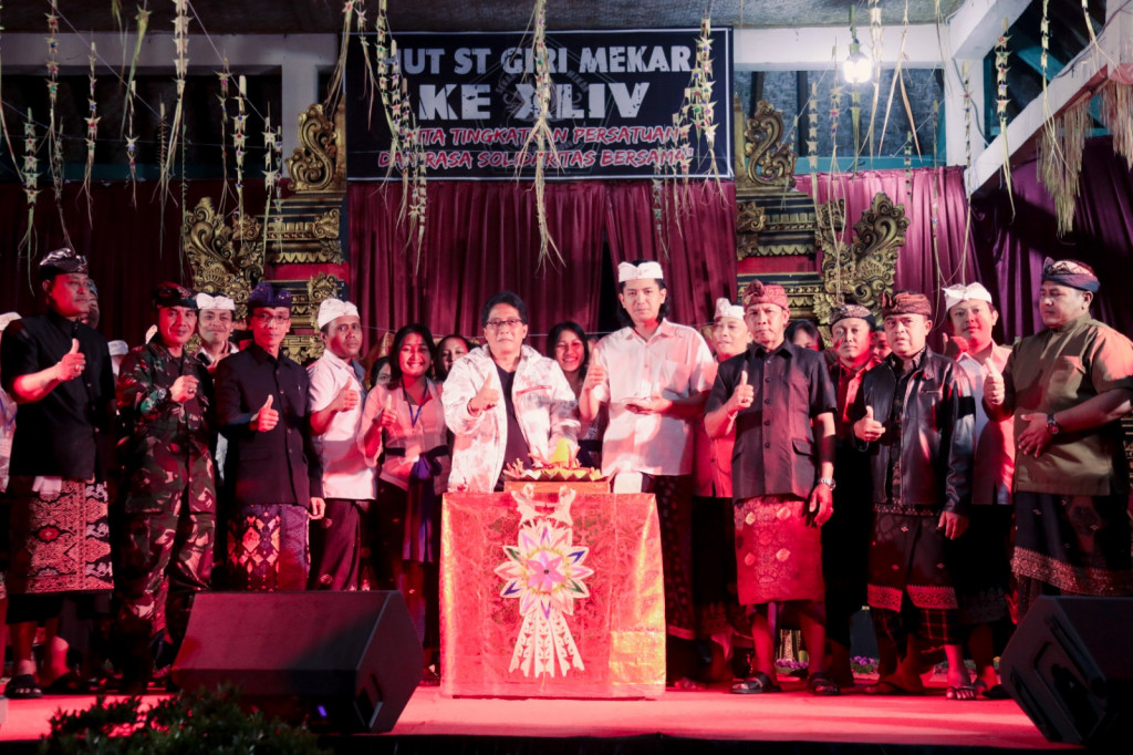 Bupati Giri Prasta Hadiri HUT ST. Giri Mekar Ke- 44 Banjar Lawak